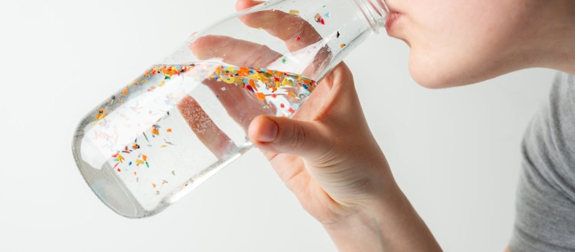 Certains aliments permettent-ils d'éliminer les microplastiques ?