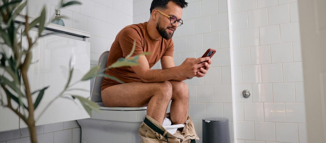 Faire pipi assis chez l'homme : quels sont les bienfaits ?