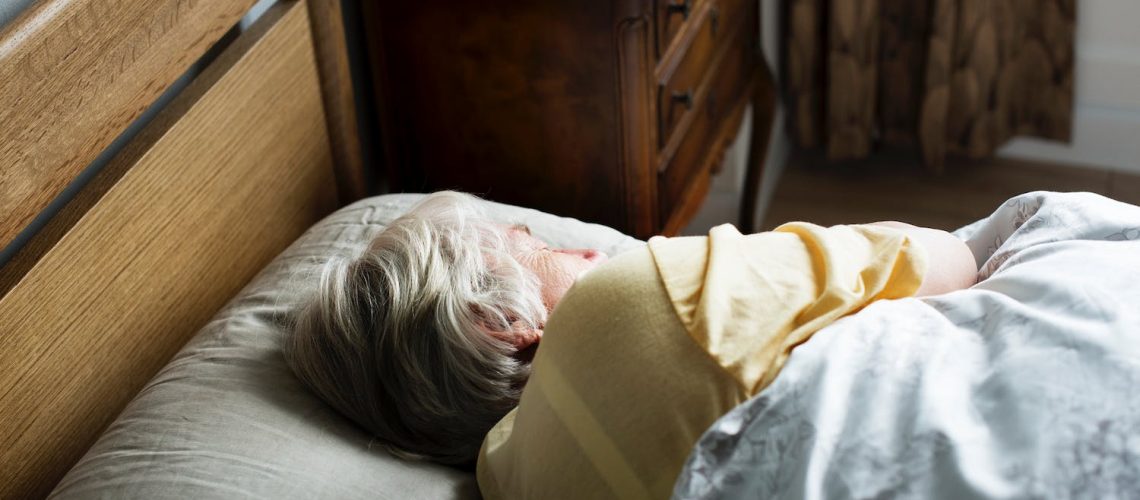 Les personnes âgées ont-elles vraiment besoin de moins dormir ?